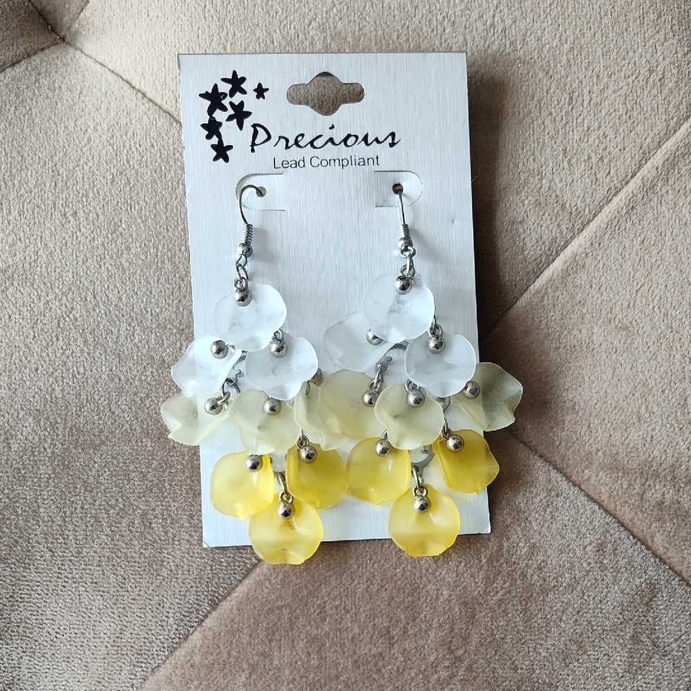 Spring 🌼 Yellow and White Floral Earrings